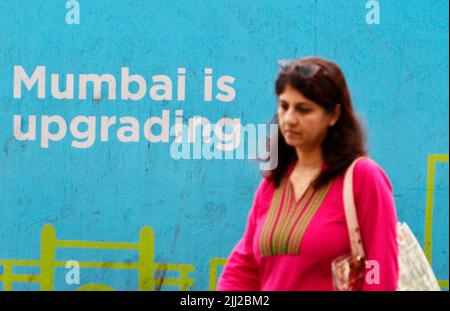 Mumbai, Maharashtra, Indien. 22.. Juli 2022. Eine Frau kommt an einer U-Bahn vorbei, die gerade in Mumbai, Indien, gebaut wird, 22. Juli 2022. (Bild: © Indranil Aditya/ZUMA Press Wire) Stockfoto