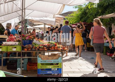 Santanyi, Spanien; juli 09 2022: Wochenmarkt auf der Straße in der mallorquinischen Stadt Santanyi. Obst und Gemüse Stände. Insel Mallorca, Spanien. Stockfoto