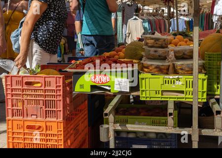 Santanyi, Spanien; juli 09 2022: Wochenmarkt auf der Straße in der mallorquinischen Stadt Santanyi. Obst und Gemüse Stände. Insel Mallorca, Spanien. Stockfoto