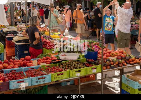 Santanyi, Spanien; juli 09 2022: Wochenmarkt auf der Straße in der mallorquinischen Stadt Santanyi. Obst und Gemüse Stände. Insel Mallorca, Spanien. Stockfoto