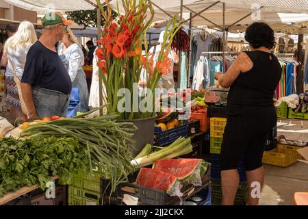 Santanyi, Spanien; juli 09 2022: Wochenmarkt auf der Straße in der mallorquinischen Stadt Santanyi. Obst und Gemüse Stände. Insel Mallorca, Spanien. Stockfoto