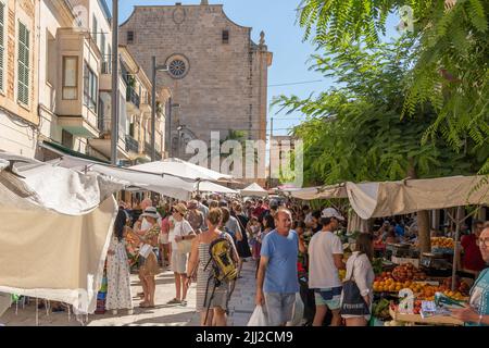 Santanyi, Spanien; juli 09 2022: Wochenmarkt auf der Straße in der mallorquinischen Stadt Santanyi. Obst und Gemüse Stände. Insel Mallorca, Spanien. Stockfoto