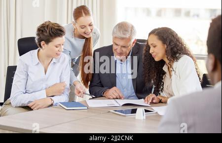 Wir bringen all unsere großartigen Ideen zusammen. Eine vielfältige Gruppe von Geschäftsleuten, die im Büro diskutieren. Stockfoto