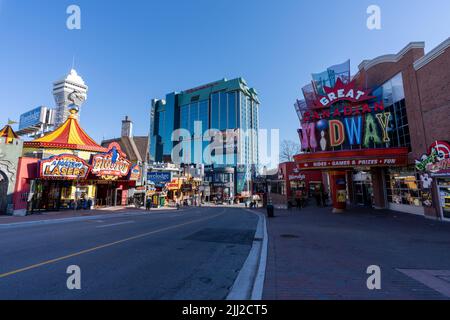 Niagara Falls, Ontario, Kanada - Dezember 13 2021 : Downtown Niagara Falls City Clifton Hill Vergnügungsviertel. Stockfoto