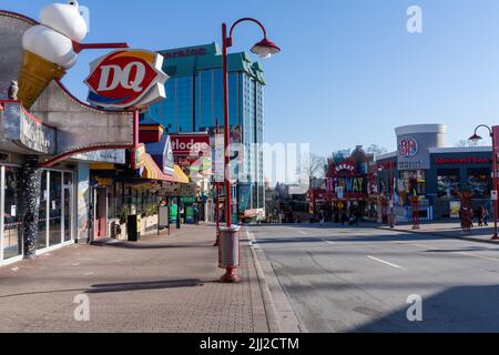 Niagara Falls, Ontario, Kanada - Dezember 13 2021 : Downtown Niagara Falls City Clifton Hill Vergnügungsviertel. Stockfoto