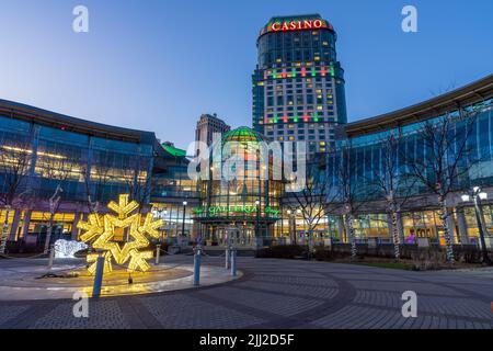 Niagara Falls, Ontario, Kanada - Dezember 19 2021 : Fallsview Square Trail, Fallsview Casino Resort in der Dämmerung. Stockfoto