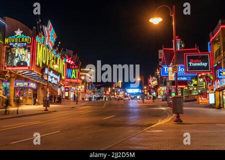 Niagara Falls, Ontario, Kanada - Dezember 13 2021 : Downtown Niagara Falls City Clifton Hill Vergnügungsviertel bei Nacht. Stockfoto