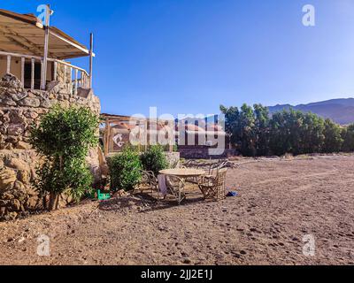 Ferienhaus in einem Beduinenlager am Meer in Ras Shitan in Oasis im Sinai, Taba Wüste mit dem Hintergrund des Meeres und der Berge. Stockfoto