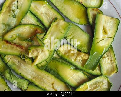 Zucchini aka Zucchini Gemüse vegetarisches Essen in einem Gericht Stockfoto