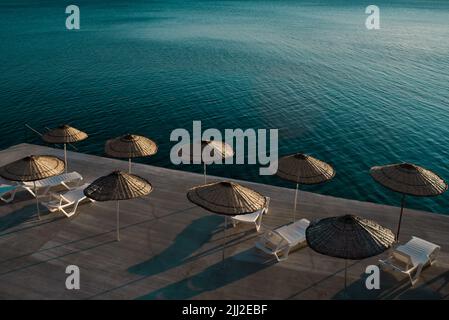 Sonnenschirme am Strand und blaues Meer im Hintergrund Stockfoto