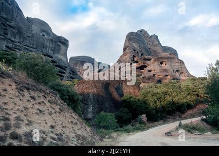 Geheimnisvolle natürliche Höhlen für Mönche in den Felsformationen von Meteora, Griechenland Stockfoto