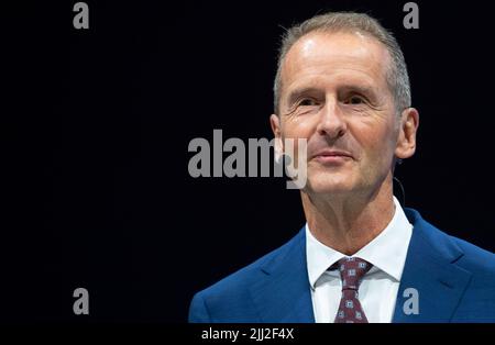 München, Deutschland. 07. September 2021. Herbert Diess, Vorsitzender des Vorstands von Volkswagen, spricht auf einer Bühne während der IAA. Herbert Diess tritt als CEO des Volkswagen Konzerns zurück. Quelle: Sven Hoppe/dpa/Alamy Live News Stockfoto