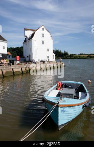 Blaues Austernfischer-Boot und woodbridge Tide Mill Suffolk England Stockfoto
