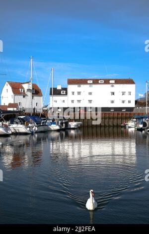 Tide Mill Jachthafen an der Mündung des Flusses Deben bei Woodbridge Suffolk mit weißem Tidemill im Hintergrund Stockfoto