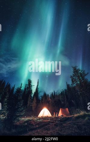 Zelte auf dem Campingplatz mit aurora borealis über dem Wald im Nationalpark Stockfoto