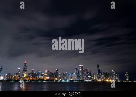 Ein Blick auf die Skyline von Chicago unter einem bewölkten Himmel, Illinois, USA Stockfoto