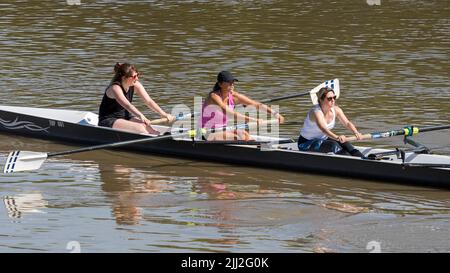 Die Menschen haben heute Morgen in London beim Rudern entlang der Themse gesehen, wie sie die Sonne aufhallen konnten. Bild aufgenommen am 16.. Juli 2022. © Belinda Jiao jiao.bilin@gmail. Stockfoto