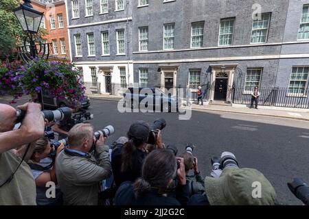 Boris Johnson verlässt das letzte Mal die Nummer 10 für PMQs. Bild aufgenommen am 20.. Juli 2022. © Belinda Jiao jiao.bilin@gmail.com 07598931257 https://www.bel Stockfoto