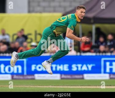 Manchester, Großbritannien. 22.. Juli 2022. Dwaine Pretorius aus Südafrika liefert den Ball Kredit: News Images LTD/Alamy Live News Stockfoto