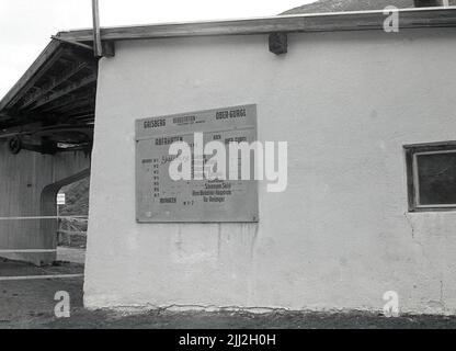 1970s, historischer Blick aus dieser Zeit auf das Äußere der überdachten Plattform des Sessellifts an der Gaisberg Bergstation, Ober-Gurgl, Österreich, mit Schild an der Wand. Stockfoto