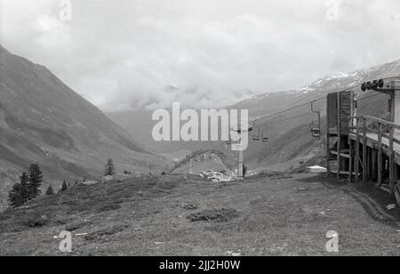 1970s, historisch, Blick über die Bergkette an der Gaisberg Bergstation neben der Sesselliftplattform, Österreich. Stockfoto