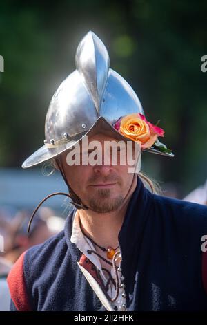 Pommern, Deutschland. 22.. Juli 2022. Stralsund, Deutschland. 22.. Juli 2022. Ein Teilnehmer trägt während der Wallenstein-Tage einen Helm. Bis zum 24. Juli 2021 feiern die Stralsunder vor fast 400 Jahren, am 24. Juli 1628, den Sieg über die kaiserlichen Truppen unter General Albrecht von Wallenstein. Zu den Festlichkeiten gehört auch ein historischer Markt. Nach eigenen Angaben ist das Volksfest eines der größten in Norddeutschland. Quelle: Stefan Sauer/dpa/ZB/dpa/Alamy Live News Quelle: dpa picture Alliance/Alamy Live News Stockfoto