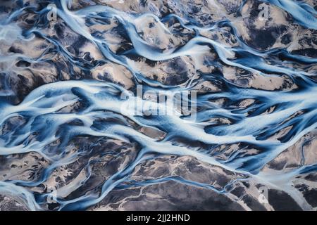 Luftdrohnenaufnahme von abstrakten, wunderschönen Gletscherflüssen auf der Erde im Hochland Islands Stockfoto
