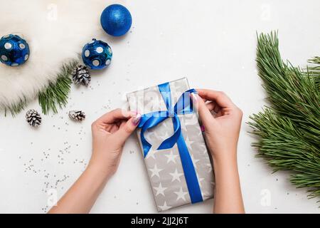 Festlicher Hintergrund der Weihnachtsgeschenk Dekoration Stockfoto