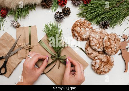 Geschenke für Weihnachten und Neujahr vorbereiten Stockfoto