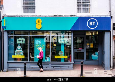 Dorking Surrey Hills UK, Juli 06 2022, EE und BT Modile Phone Shop Front mit Einer Person, die vorbeigeht Stockfoto