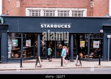 Dorking Surrey Hills UK, Juli 06 2022, High Streert Starbucks Coffee Shop Eingang mit Schild und Logo Stockfoto