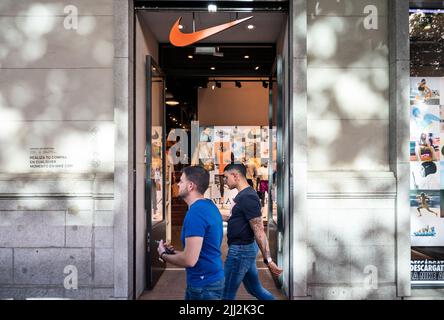 Madrid, Spanien. 22.. Juli 2022. Fußgänger kommen am Nike Store der amerikanischen multinationalen Sportbekleidungsmarke in Spanien vorbei. (Foto: Xavi Lopez/SOPA Images/Sipa USA) Quelle: SIPA USA/Alamy Live News Stockfoto
