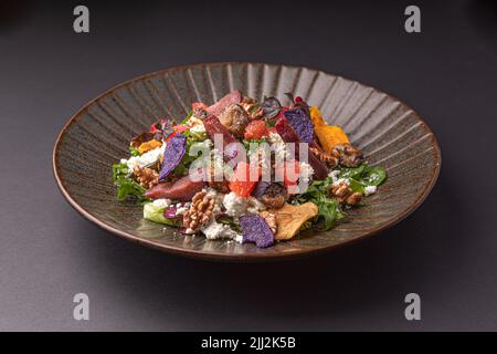 Reich gefüllter Salat mit u.a. Walnüssen, Feigen Feta, frischer Minze und Melone Stockfoto