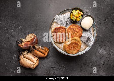 Krabbenkuchen mit gehacktem Gemüse und Mayonnaise Stockfoto