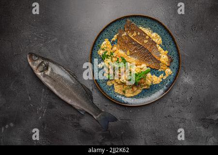 Fisch auf der Haut frittiert Stockfoto