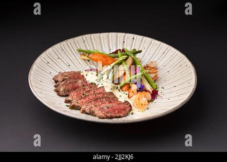 Rinderfilet Doins mit gebackenen Kartoffeln, Karotten und Spargel Stockfoto