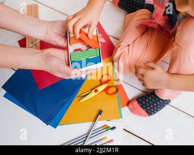 Frühe Kindererziehung. Kreative Kunstfamilie Stockfoto