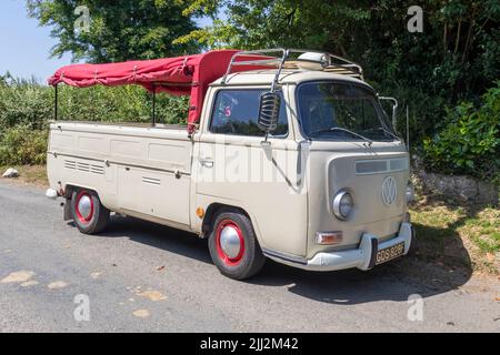 Volkswagen Typ 2 (T2) Pick-up-Truck, mit Segeltuch oben, Dachgepäckträger und mittig montiertem Scheinwerfer auf dem Dach. Stockfoto