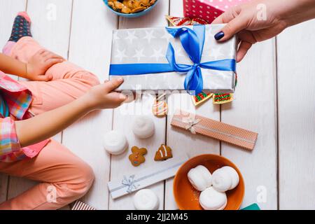 Weihnachtswunder. Liebe der Familie am Neujahrstag Stockfoto