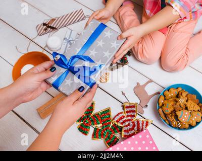 Liebe der Familie am Neujahrstag. Weihnachtswunder Stockfoto