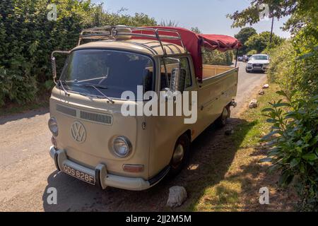 Volkswagen Typ 2 (T2) Pick-up-Truck, mit Segeltuch oben, Dachgepäckträger und mittig montiertem Scheinwerfer auf dem Dach. Stockfoto