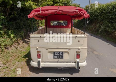 Volkswagen Typ 2 (T2) Pick-up-Truck, mit Segeltuch oben, Dachgepäckträger und mittig montiertem Scheinwerfer auf dem Dach. Stockfoto