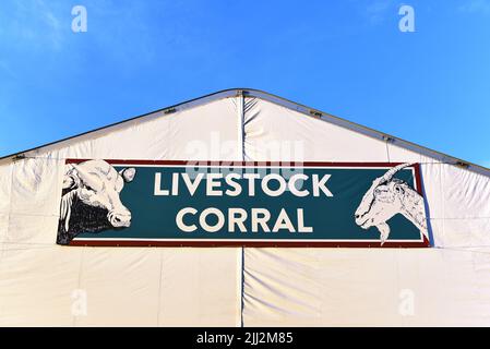 COSTA MESA, KALIFORNIEN - 20. JUL 2022: Livestock Corral Zelt auf dem Orange County Messegelände. Stockfoto