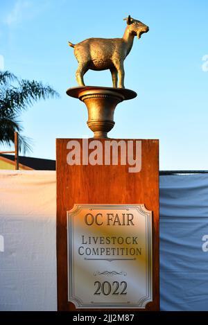 COSTA MESA, KALIFORNIEN - 20. JUL 2022: Trophäenstatue in der Orange County Fair Tierwettbewerb-Gegend. Stockfoto