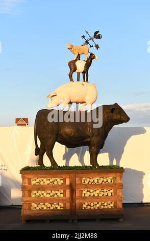 COSTA MESA, KALIFORNIEN - 20. JUL 2022: Statue auf der Orange County Fair Viehregion. Stockfoto