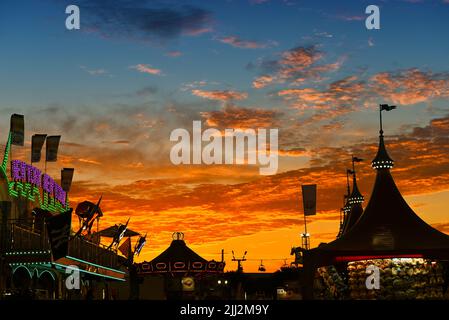 COSTA MESA, KALIFORNIEN - 20 JUL 2022: Wunderschöner Sonnenuntergang über dem Midway auf der Orange County Fair. Stockfoto