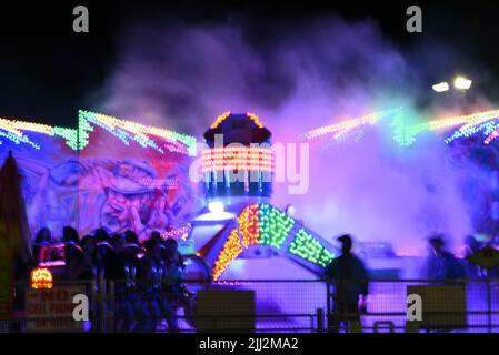 COSTA MESA, KALIFORNIEN - 20. JUL 2022: Tango Carnival Ride with motion Blur auf der Orange County Fair. Stockfoto