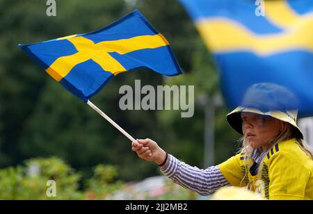 Ein schwedischer Fan winkt vor dem Viertelfinalspiel der UEFA Women's Euro 2022 im Leigh Sports Village mit einer Flagge. Bilddatum: Freitag, 22. Juli 2022. Stockfoto