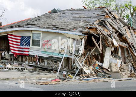 Schäden in der Neunten Abteilung von New Orleans, Louisiana, durch den Hurrikan Katrina, einem Sturm der Kategorie 5, der im August 2005 verheerende Schäden an der US-Golfküste angerichtet hat. (USA) Stockfoto