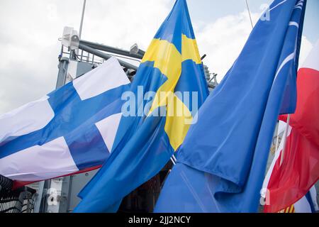 Gdynia, Polen. 22.. Juli 2022. Andrzej Duda, Präsident von Polen, hat ein Gesetz unterzeichnet, das ihn ermächtigt, den NATO-Beitritt Finnlands und Schwedens an Bord des polnischen Navy-Schiffes ORP General Tadeusz Kosciuszko zu ratifizieren © Wojciech Strozyk / Alamy Live News Stockfoto